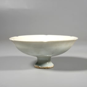 A CELADON AND WHITE GLAZED STEM CUP