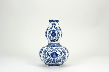 A BLUE AND WHITE GOURD VASE