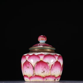 Famille Rose Gold Drawing Lotus Flower Shape Porcelain Pot