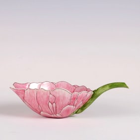 A FAMILLE ROSE LOTUS FORM CUP