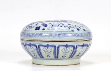 A BLUE AND WHITE 'LOTUS'BOX AND COVER
