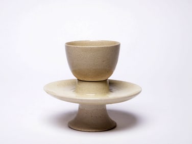 A XING WHITE GLAZED CUP AND PLATE