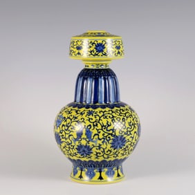 A YELLOW GLAZED BLUE AND WHITE VASE