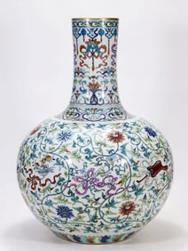 A DOUCAI 'EIGHT IMMORTALS'GLOBULAR VASE