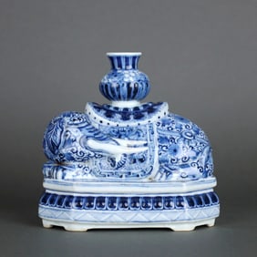 A BLUE AND WHITE 'LOTUS AND ELEPAHNT'CANDLE HOLDER
