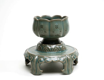 A SET OF KOREAN GLAZED CUP AND PLATE