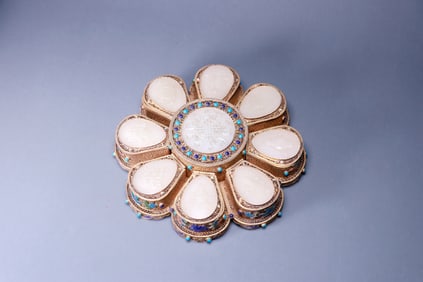 A QIANLONG PERIOD GEM INLAID 'SHOU'JADE BOX AND COVER