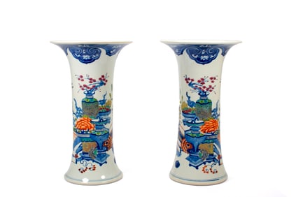 A PAIR OF BLUE AND WHITE VASES,HU