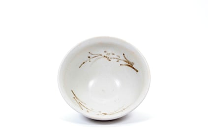 A WHIDTE GLAZED 'PLUM' CUP