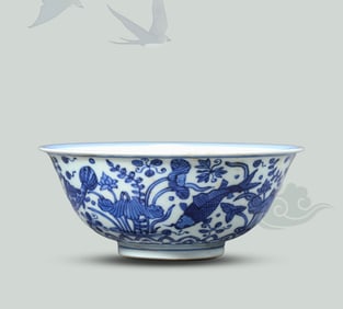 A Blue and White 'Fish and Waterweed' Bowl