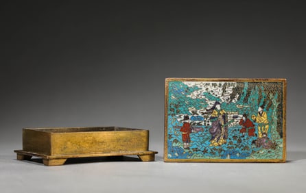 A Cloisonné Enamel 'Figure' Covered Box
