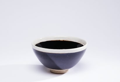 A BLACK-GLAZED WHITE-RIMMED TEA BOWL