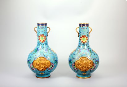 A REVERSE-PAINTED SNUFF BOTTLE WITH CAT DESIGN