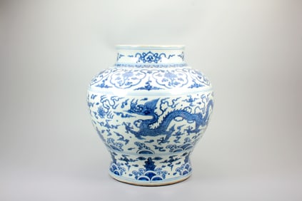 A LARGE BLUE-AND-WHITE 'DOUBLE DRAGON AND PEARL'JAR