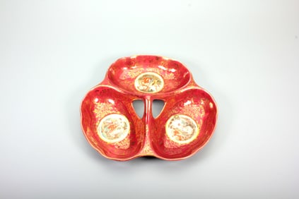 A VICTORIAN GILT-DECORATED CLOVER-FORM DISH WITH FIGURAL SCENE, ENGLAND