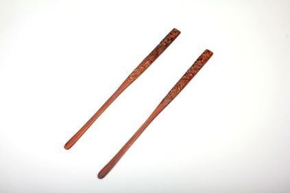 A PAIR OF BAMBOO BOOKMARKS WITH CRANE DESIGN