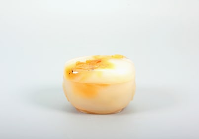 AN AGATE 'DOUBLE-LION' COVERED BOX WITH BAT DECORATION