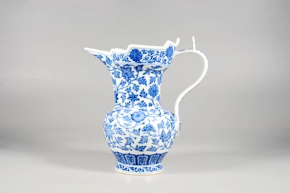 A BLUE-AND-WHITE "MONK'S CAP" TEAPOT WITH INTERLOCKING FLORAL PATTERN