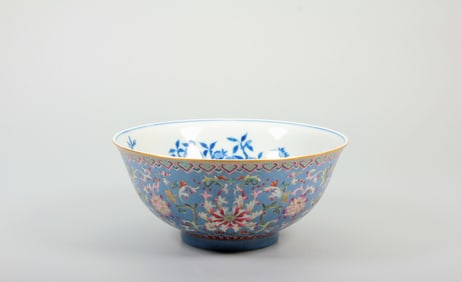 A BLUE BASED FAMILLE-ROSE 'INTERLOCKING FLOWERS' BOWL WITH UNDERGLAZE BLUE DECORATION