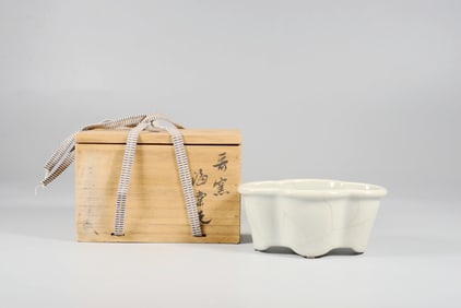 A GE KILN CRABAPPLE-FLOWER-SHAPED BRUSH WASHER