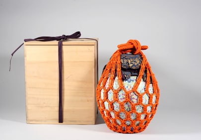 A FAMILLE ROSE WESTERN LOTUS-PATTERN LIDDED JAR