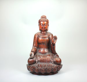 A CARVED AGARWOOD FIGURE OF SEATED SHAKYAMUNI BUDDHA WITH SUTRA INSCRIPTIONS