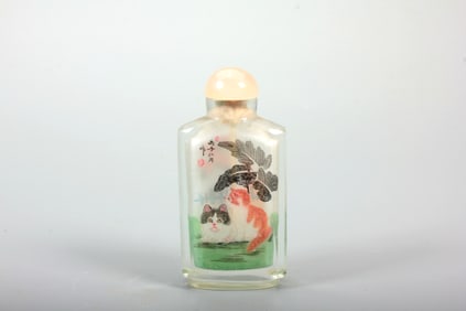 A REVERSE-PAINTED SNUFF BOTTLE WITH CAT DESIGN