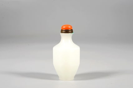 A JADE-LIKE SNUFF BOTTLE