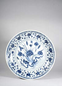 A BLUE-AND-WHITE LARGE DISH WITH "BUNDLE OF LOTUS" DESIGN
