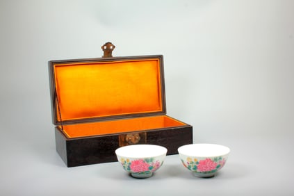 A PAIR OF FAMILLE-ROSE 'FLORAL' BOWLS
