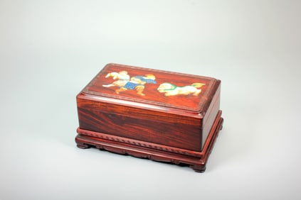 A FINE HUANGHUALI WOOD MOTHER-OF-PEARL INLAID 'FOREIGNER AND LION' BOX AND COVER