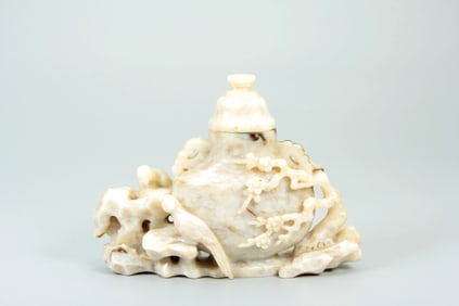 A JADE BOTTLE WITH COVER
