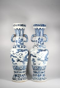 A PAIR OF BLUE-AND-WHITE VASES WITH DRAGON PATTERN