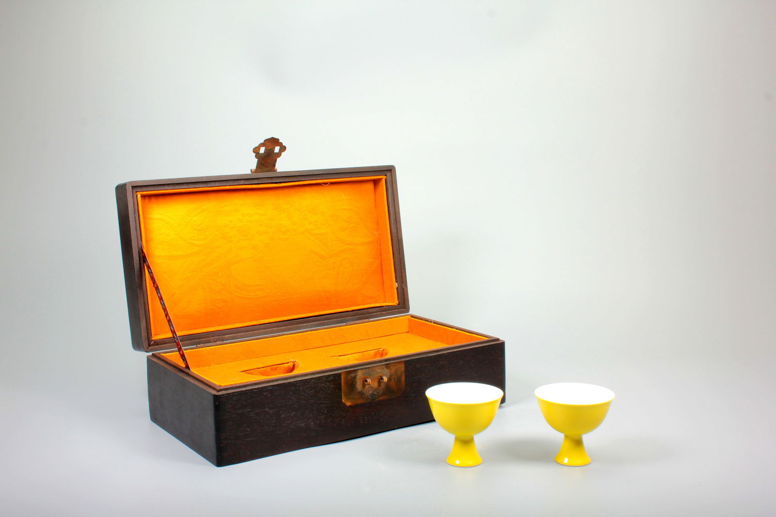 A PAIR OF LEMON-YELLOW GLAZED STEM CUPS: A PAIR OF LEMON-YELLOW GLAZED STEM CUPS H?5.5CM?D?6CM
