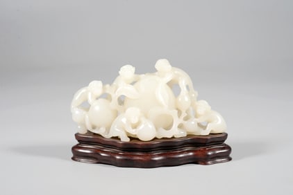 A JADE "MONKEY OFFERING LONGEVITY" ORNAMENT