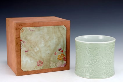 A CELADON GLAZED CHI-DRAGON-PATTERN BRUSHPOT WITH "WENZHANG SHANDOU" MARK
