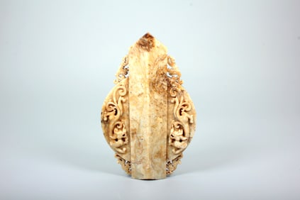 A HETIAN JADE 'DRAGON' DISC (GUI BI)