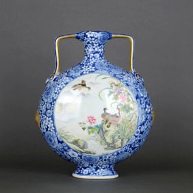 A BLUE AND WHITE FLORAL-PANELED FAMILLE ROSE BIRD-AND-FLOWER-PATTERN FLASK WITH RUYI HANDLES