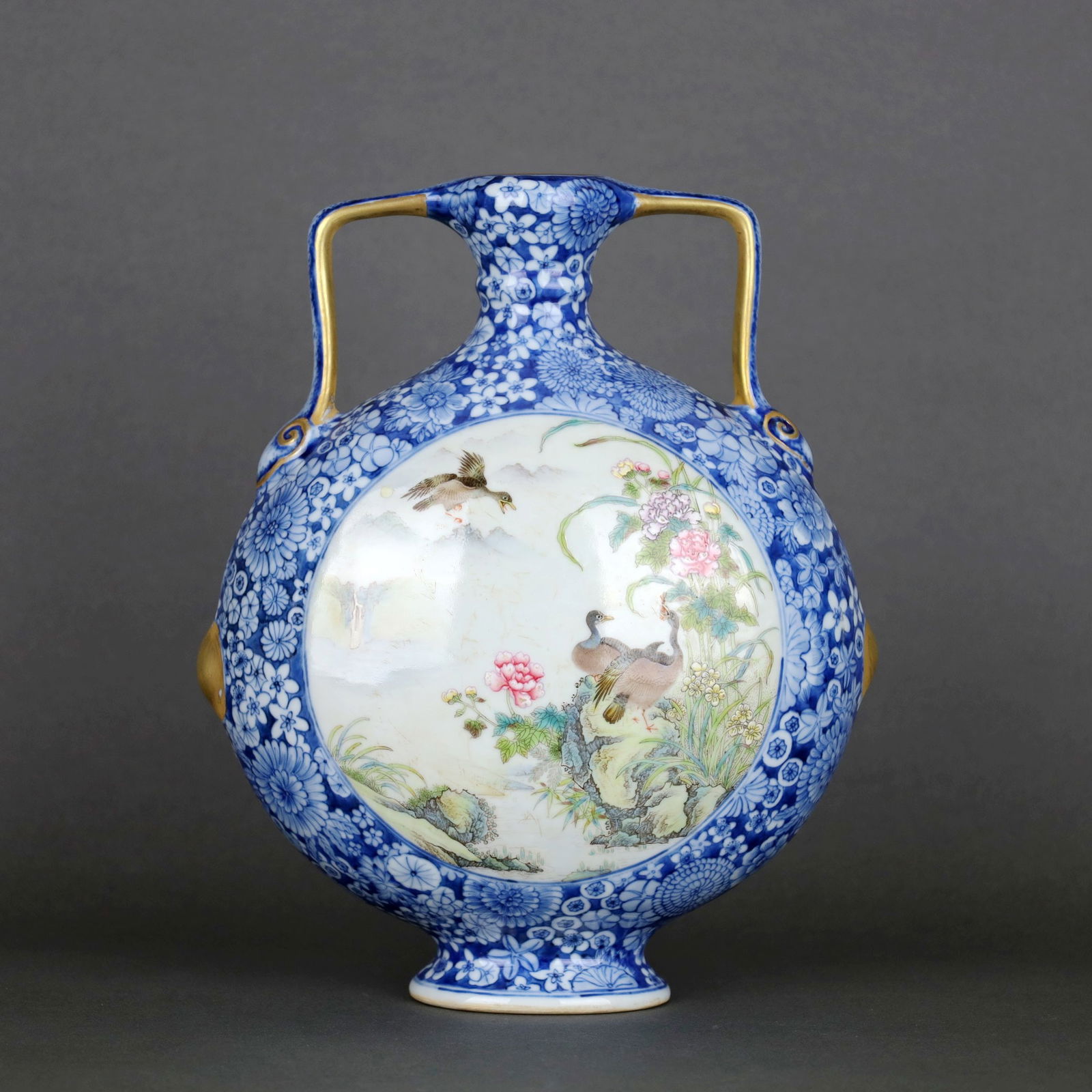 A BLUE AND WHITE FLORAL-PANELED FAMILLE ROSE BIRD-AND-FLOWER-PATTERN FLASK WITH RUYI HANDLES: A BLUE AND WHITE FLORAL-PANELED FAMILLE ROSE BIRD-AND-FLOWER-PATTERN FLASK WITH RUYI HANDLES H?23.8CM?D?20CM