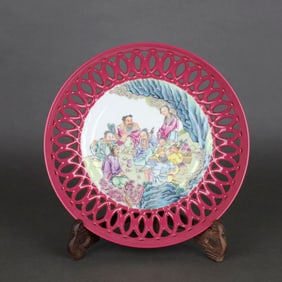 A FAMILLE ROSE "EIGHT IMMORTALS" ROSE-PINK-GLAZED PERFORATED DISH