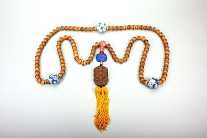 AN AGARWOOD COURT NECKLACE WITH PORCELAIN 'DRAGON' BEADS
