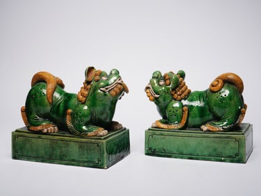 A PAIR OF SANCAI-GLAZED LION SCULPTURES