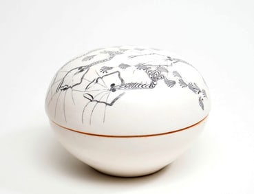 A WHITE-GLAZED JIAOTAI (MARBLED) POWDER BOX