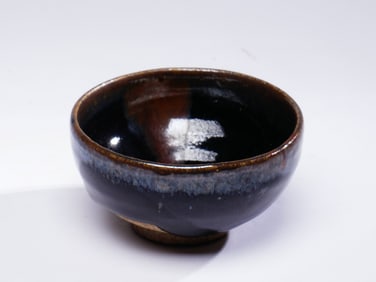 A BLACK-GLAZED IRON-RUST FLOWER BOWL