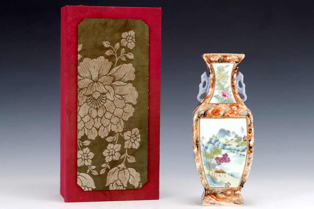 A FAMILLE ROSE LANDSCAPE-PATTERN SQUARE FLASK WITH WOOD-GRAIN GLAZE AND HANDLES: A FAMILLE ROSE LANDSCAPE-PATTERN SQUARE FLASK WITH WOOD-GRAIN GLAZE AND HANDLES H?25.5CM?D?10.2CM