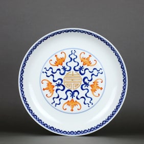 A BLUE AND WHITE IRON-RED "FIVE BATS HOLDING SHOU" DISH