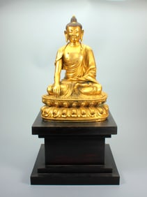 A GILT BRONZE STATUE OF SHAKYAMUNI