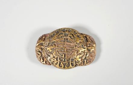 A GILT-BRONZE BELT BUCKLE WITH 'SHOU' MEDALLION PATTERN