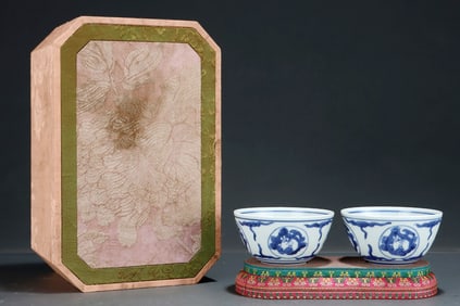 A PAIR OF BLUE AND WHITE RABBIT-CLOUD-PATTERN BOWLS WITH PANELED DESIGN