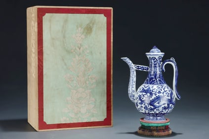 A BLUE AND WHITE DRAGON-PATTERN EWER